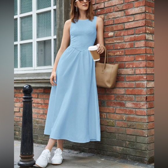 Elegant White Sleeveless Dress - Picture 12 of 16